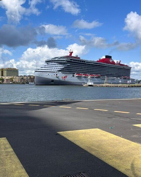 Cruiseschip Scarlet Lady - Virgin Voyages
